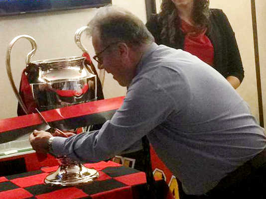 Al Dream Cafè arriva la Coppa dei Campioni, in tanti per ammirare il prestigioso trofeo Il sindaco Virginio Brivio con la Coppa dei Campioni