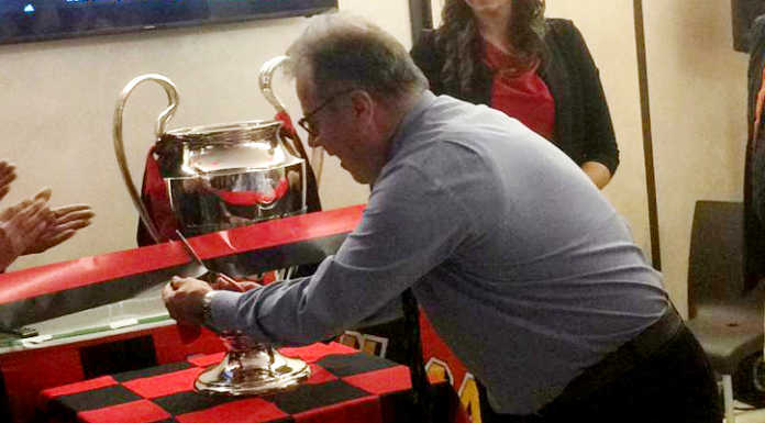 Al Dream Cafè arriva la Coppa dei Campioni, in tanti per ammirare il prestigioso trofeo Il sindaco Virginio Brivio con la Coppa dei Campioni