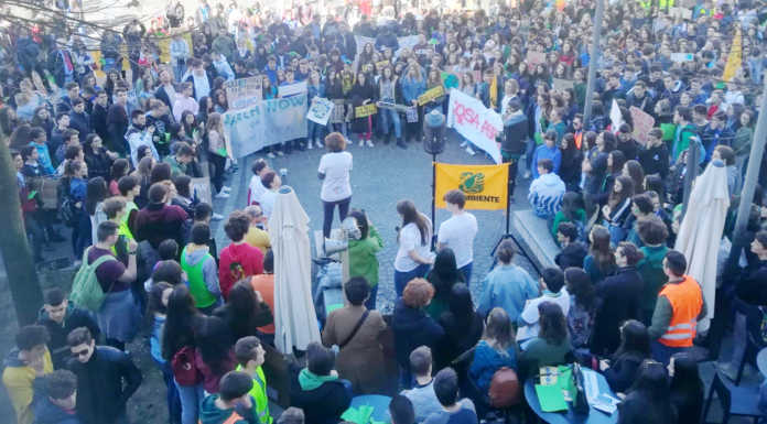 “Ci avete rotto il clima”… anche a Merate centinaia di studenti in piazza
