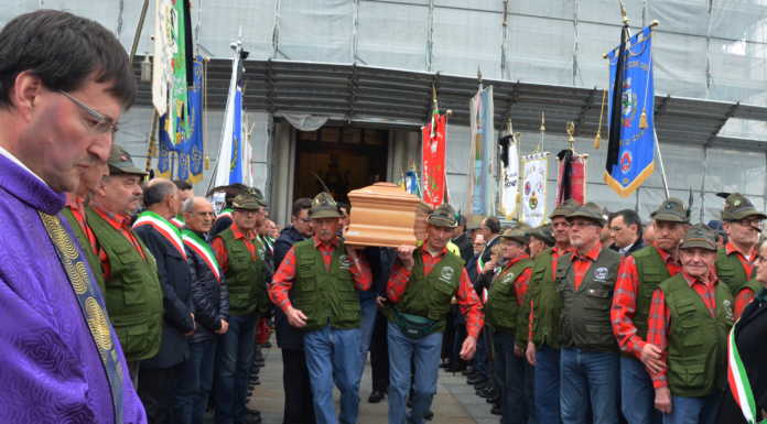 Folla per l’addio al sindaco Rino: “Ci hai insegnato il lavoro per l’unità e il desiderio di esserci”