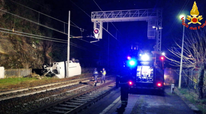 Bellano, furgone fuori strada precipita vicino ai binari della ferrovia