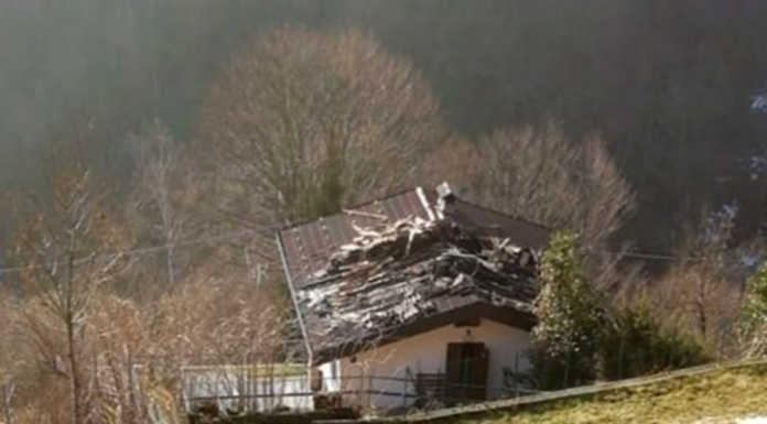 Incendio nella notte a Morterone, in fiamme il tetto di una casa