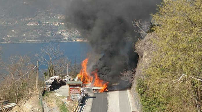 Auto in fiamme sulla strada della Valvarrone, intervento dei Vigili del Fuoco
