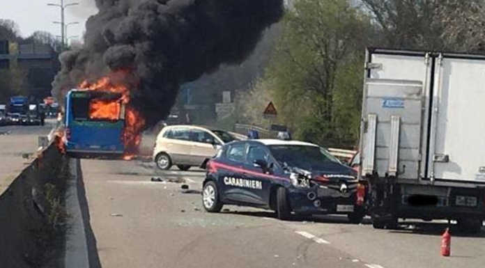 Follia a Milano, uomo ferma autobus di studenti e appicca il fuoco
