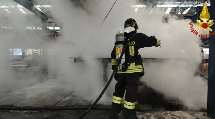 Fumo nero dal Caleotto, intervento dei Vigili del Fuoco