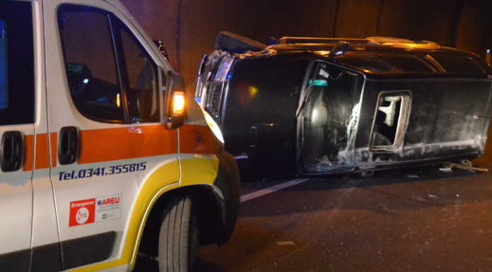 Schianto nel tunnel del Barro, traffico bloccato in direzione Milano