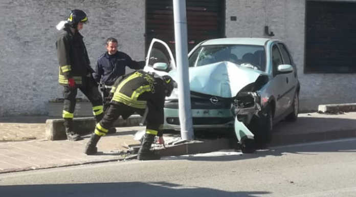 Incidente a Cernusco: malore al volante, 64enne si schianta contro un palo
