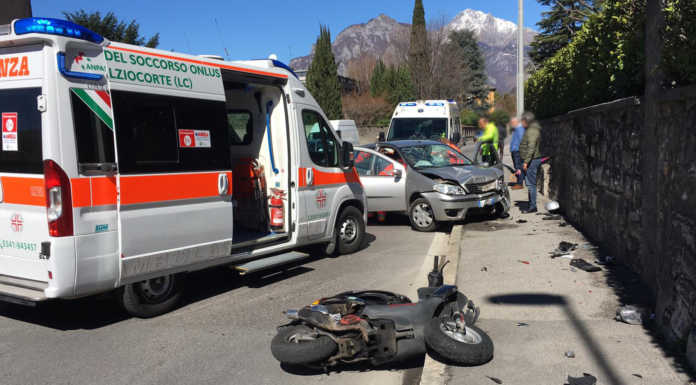Lecco. Auto sbanda e travolge un motorino, due feriti