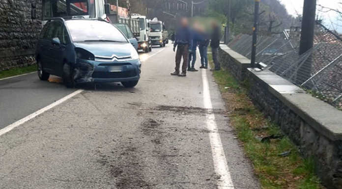 Lierna, schianto sulla provinciale. Auto finisce contro le protezioni