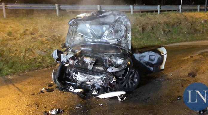 Oggiono. Schianto in auto, poi le fiamme: salvo il giovane alla guida