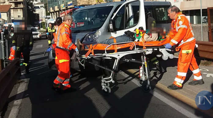 Incidente sul Ponte Vecchio, furgoncino sbanda e investe una persona