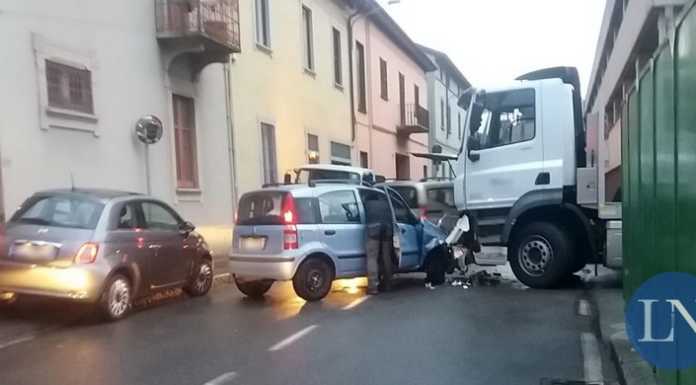 Lecco. Scontro tra auto e camion in via Aspromonte