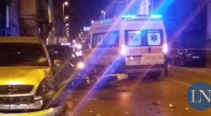 Perde il controllo della moto e si schianta contro un’auto parcheggiata