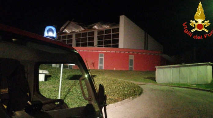 Piante cadute e tetti scoperchiati, ben 75 interventi dei Vigili del Fuoco