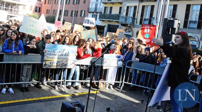 Studenti in piazza per l’ambiente, centinaia di giovani a Lecco