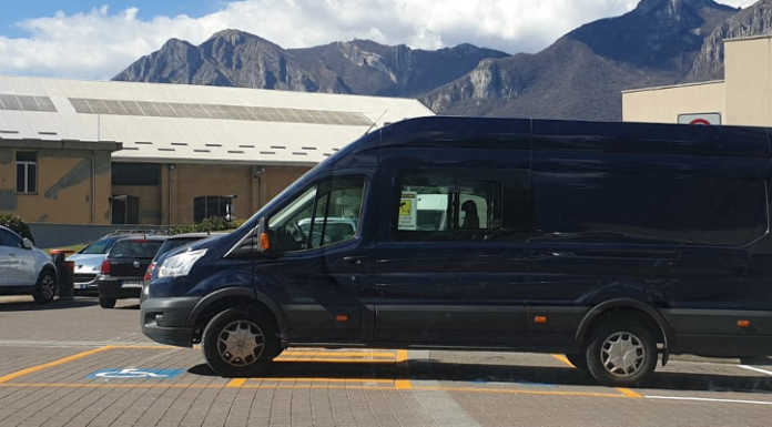 Col furgone occupa due parcheggi dei disabili, lo sfogo di un lettore