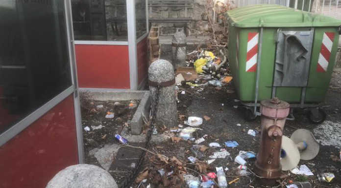 Le foto di un lettore: “Un angolo pietoso in piazza della stazione”