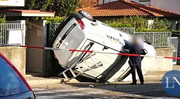 Mandello, furgone si ribalta sul marciapiede di viale Costituzione