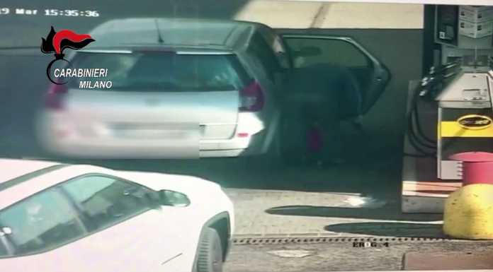 VIDEO – L’attentatore dello scuolabus riempie le taniche di benzina