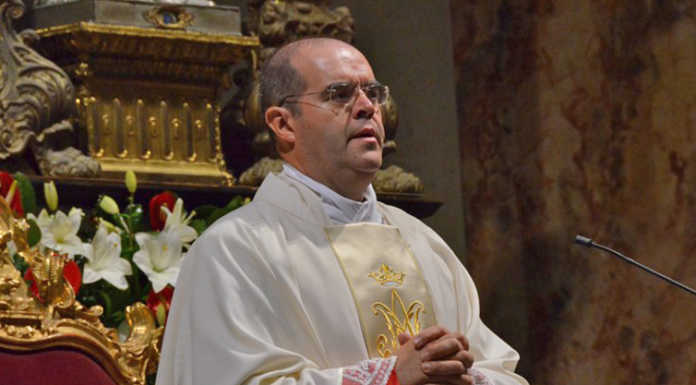 Lecco. Via Crucis “in pausa pranzo”, dedicata ai lavoratori Monsignor Davide Milani prevosto di Lecco