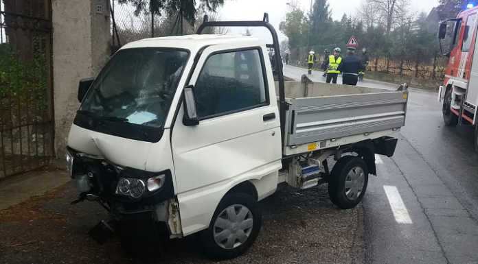 Oggiono. Gasolio sull’asfalto, furgoncino sbanda e si schianta. Un ferito