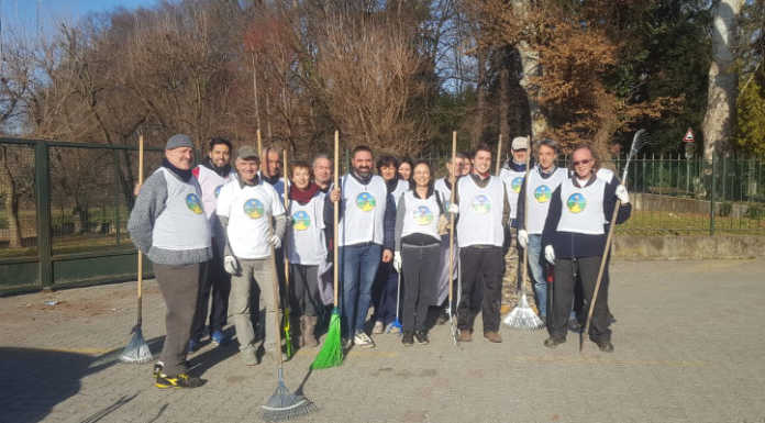 Olgiate. I volontari ripuliscono il parco di viale Sommi Picenardi