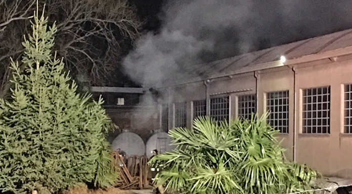 Olginate, fumo sul retro di un capannone. Arrivano i pompieri