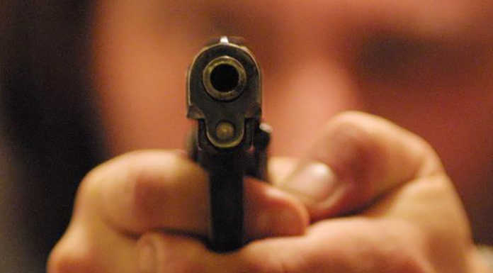 Tragedia a Treviglio. Spara ai vicini di casa: un morto pistola