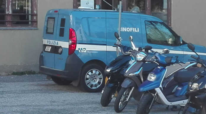 Controlli anti-droga della Polizia al Bertacchi, al lavoro anche i cinofili