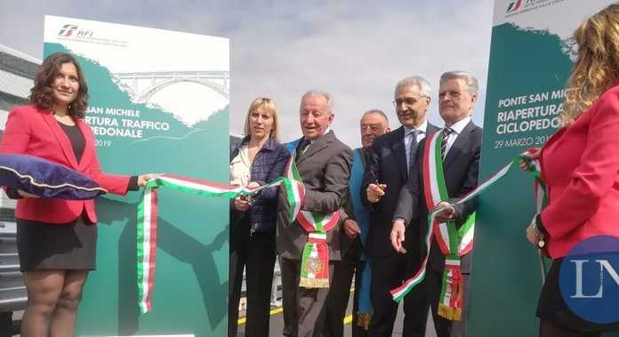 Taglio del nastro al Ponte di Paderno che riapre a bici e pedoni