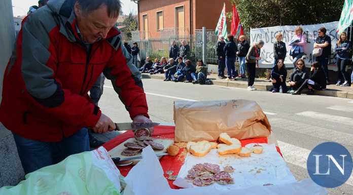 Sit in dei lavoratori alla Limonta, protesta a “colpi” di salame