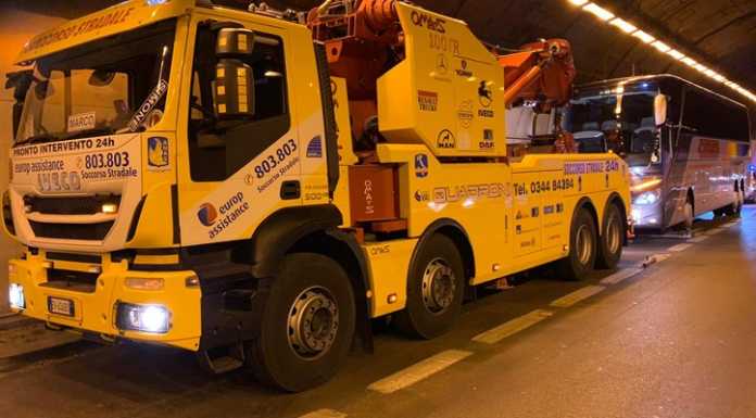 Scontro tra auto sulla Lecco-Ballabio, pullman fermo nell’attraversamento