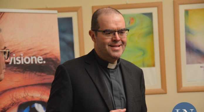 Anche il prevosto alla Maratona del Calcio. “Onorato, ma la maglia bianco-nera… non la metto”