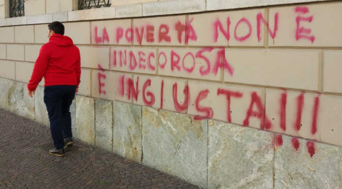 Scritte sulla facciata del municipio di Lecco contro l’ordinanza sul decoro urbano