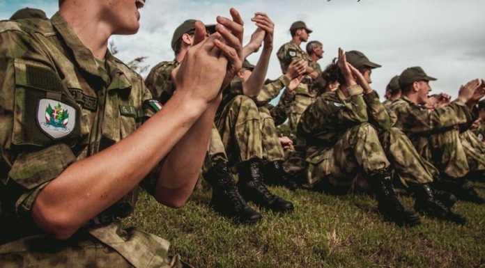 “Studenti con le stellette”, Ballabio manda i ragazzi a ‘fare il soldato’
