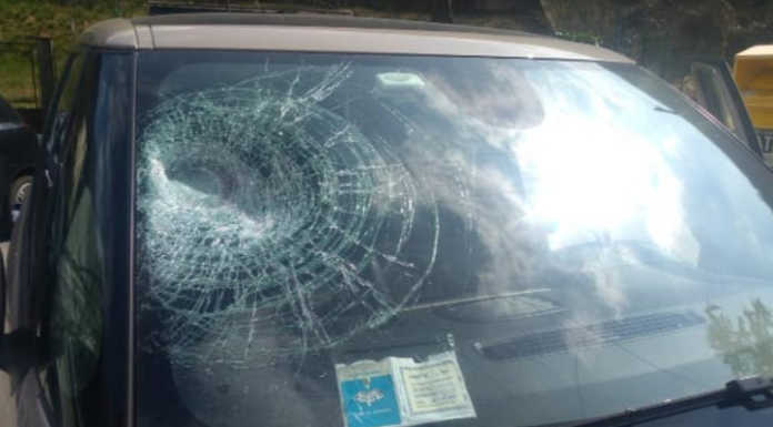 Sasso piomba su un’auto lungo la strada per Erve, grosso spavento
