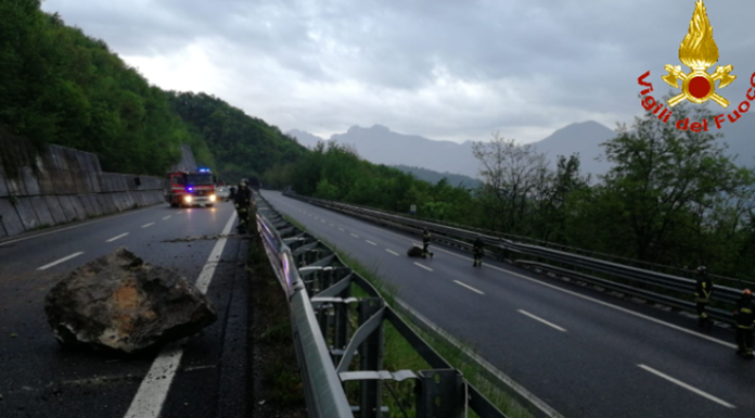 Frana sulla SS36. La strada resta chiusa in entrambe le direzioni