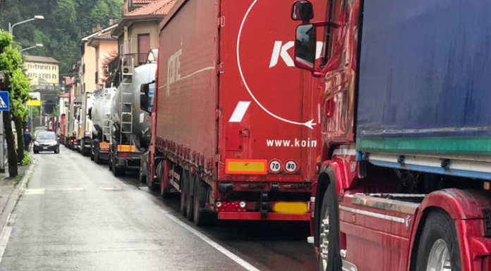 Lago. Con la SS36 chiusa, è il caos sulla provinciale. Lunghe code