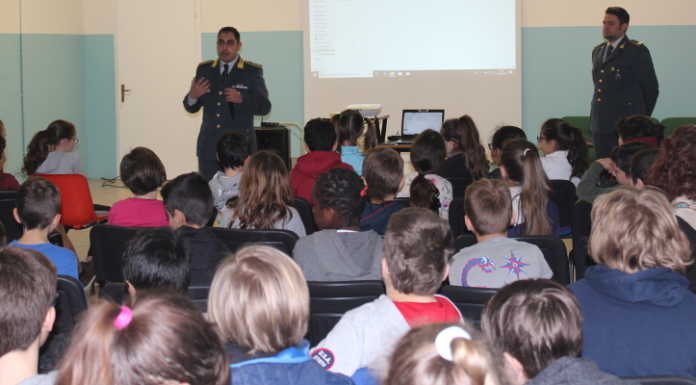 Fiamme Gialle all’istituto Lecco 1 per parlare di cultura della legalità