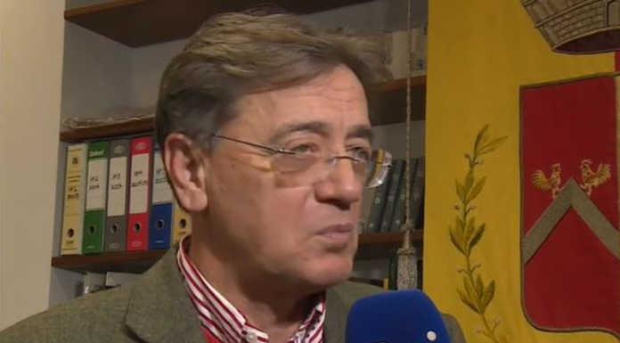 Zone rosse e migranti. Presidio dell’opposizione. Da Pescate solidarietà al sindaco