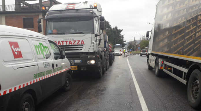 Merate, camion perde olio: traffico bloccato sulla statale