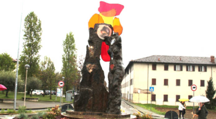 La scultura Due di Freddi alla porta di ingresso di Osnago