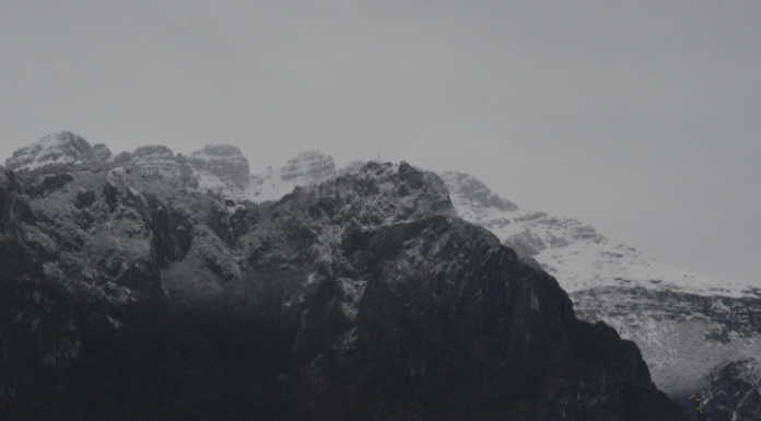Bianco risveglio a Lecco, neve sulle cime. Da domani temperature in aumento