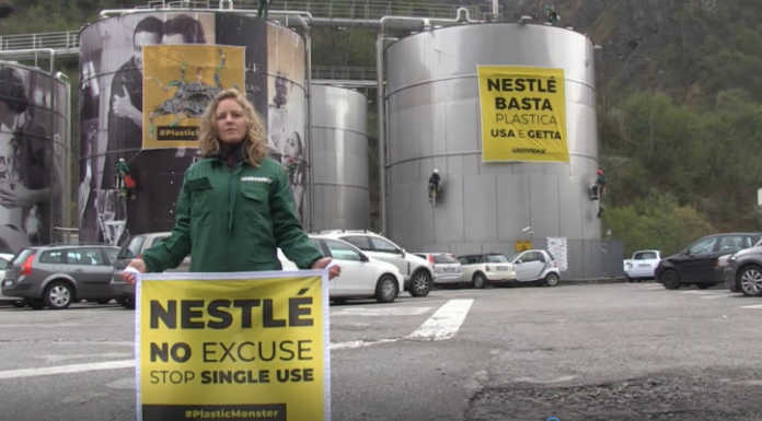 Protesta di Greenpeace alla Nestlè: “Basta plastica”. L’azienda: “A Ruspino il vetro raggiunge il 90%”