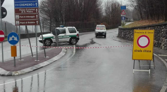 Materiale instabile e reti danneggiate, resta chiusa la strada tra Balisio e Cremeno