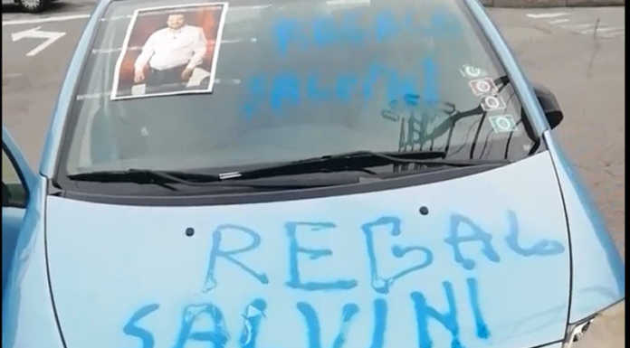 “Regalo Salvini”: prende a calci l’auto e l’abbandona in stazione (VIDEO)