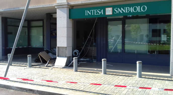 Nibionno. Ladri in azione: “rubato” il Bancomat della Intesa San Paolo (foto)