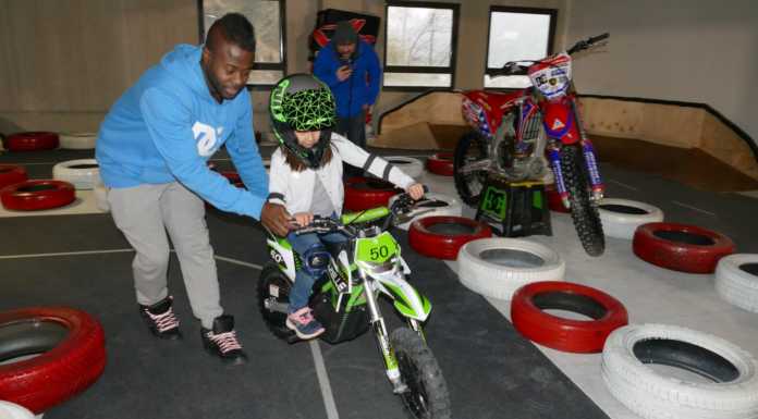 Bimbi a scuola di moto, il ‘maestro’ è il campione Emanuel Angius