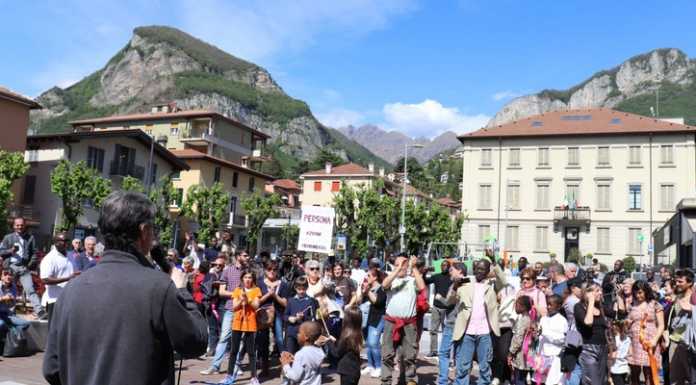 Calolzio, manifestazione in piazza. In 300 contro le zone rosse