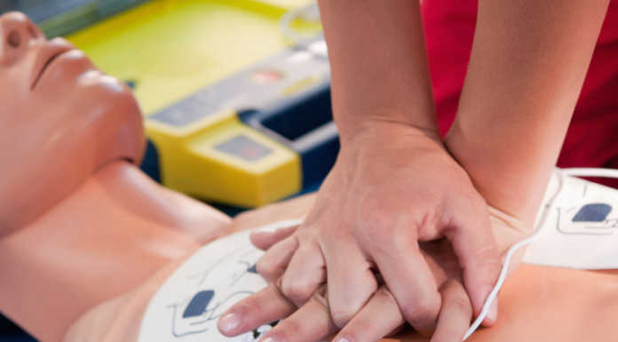 Lecco. Colpito da malore in piazza Garibaldi, è vivo grazie al defibrillatore